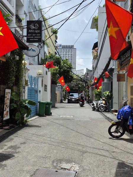 CHDV HXH 18bis đường Nguyễn Thị Minh Khai, P.Sài Gòn. DT ngang 8m, 4 Tầng