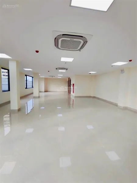 Bán khách sạn mặt phố nguyễn khang 270m, mặt tiền 11m. giá 180 tỷ.