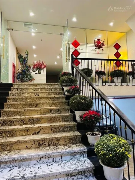 Bán toà khách sạn dt 90m2 9 tầng hơn 40 tỷ đền lừ, vị trí cực đẹp view hồ đền lừ kinh doanh cực ổn