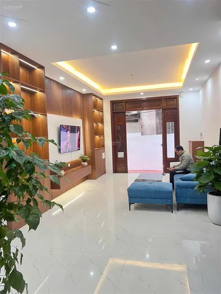 Ngõ thông ô tô vào nhà kinh doanh. thang máy. gần chợ, vinsmax. 43m2 x 6 tầng mặt tiền 4m