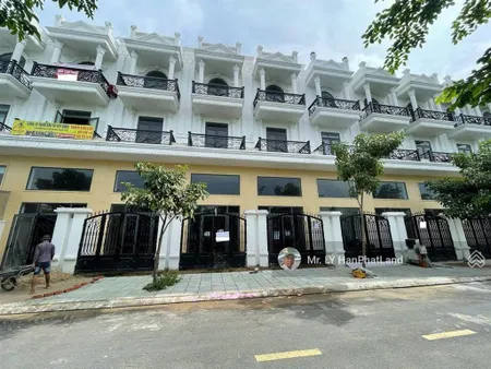 Nhà 4x13m, ngay ngã tư ga, 3 lầu chỉ 5,6 tỷ. đường vỉa hè cây xanh, khu đồng bộ an ninh văn minh