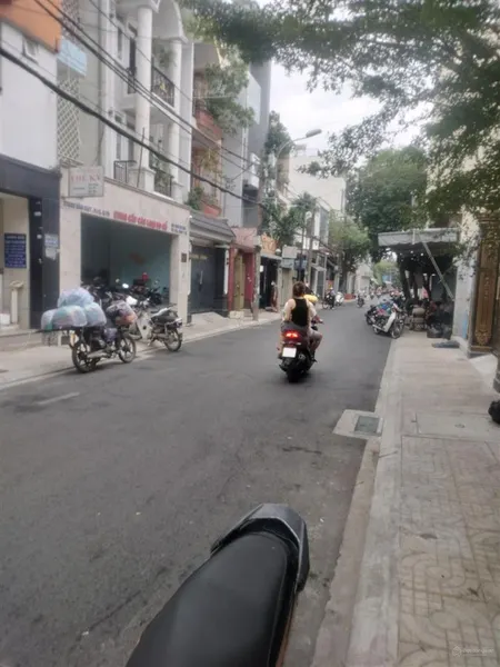 Bán nhà hẻm vịp đuờng bàu bàng 10m xe hơi thông dt 4,3x21m 2 lầu củ, kh mua tiện xây mới