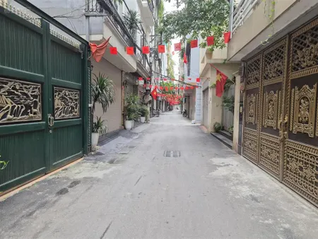 Lạc long quân 40m2 5 tầng gần phố phân lô ô tô qua nhà