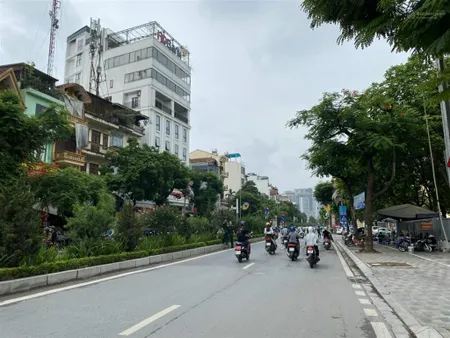 Bán 80m2 giá đất mặt phố lạc long quân, mặt tiền rộng 8,3m, lô góc, một mặt ngõ, giá hợp lý, đầu tư