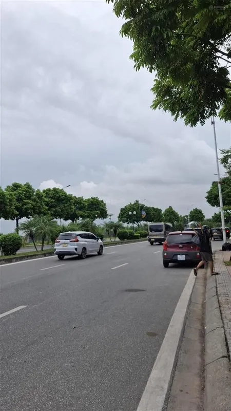 Hiếm mặt phố hồng tiến 2 mặt tiền thông nguyễn văn cừ cổ linh 40m2 vỉa hè đá bóngkinh doanh.