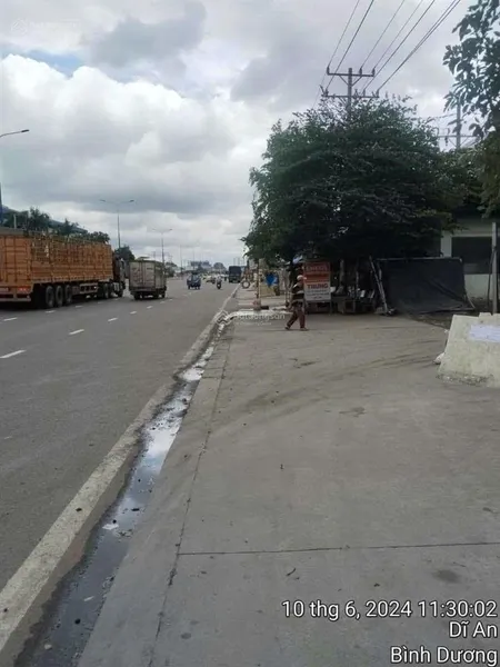 Lô đất 1100m2 ngang 22m mặt tiền dt743 gần vincom 550 thổ cư full 42 tỷ