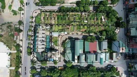 Đất xây tòa văn phòng, mt đỉnh cao, lô góc view hồ. đường đỗ vài chục chiếc ôtô. sử dụng 2 vỉa hè