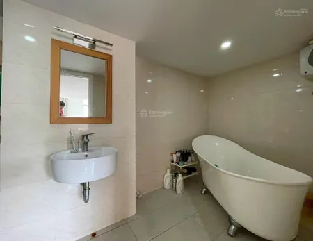 Chính chủ ch hv1 lầu 4 dt 68m2 2n 1wc view thoáng giá tốt thang bộ