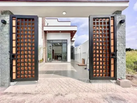 BÁN NHÀ MỚI XÂY HOÀN THIỆN CÓ SỔ HOÀN CÔNG ĐẦY ĐỦ CHỈ 379 TRIỆU NHẬN NHÀ