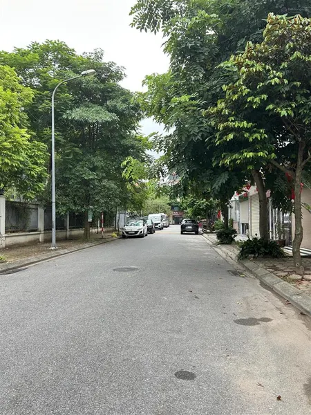 Vị trí cực hiếm bán mảnh đất ngõ 2 oto tránh phố giang biên vỉa hè kinh doanh/ ở đẹp