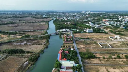 Đất làm nhà vườn, khu dân cư 1000m2 đường xe hơi. cách quận 7 chỉ 8km. giá chỉ 2 tỷ. shr sang tên