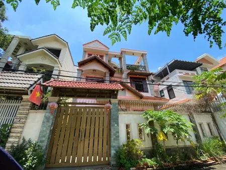 Cần Bán Căn Biệt Thự Khu Phương Nam, Phường 8 ( DT: 200m2) + 1tr2l + Giá Cực Tốt