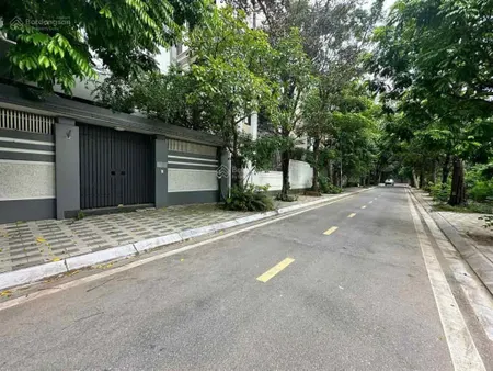 Chính chủ cần bán đất biệt thự vườn đào lạc long quân lô 05 d2 180m2, mặt tiền 11m xây cao được