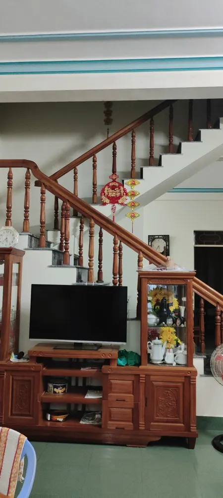 Bán nhà đường Lê Hồng Phong trung tâm thành phố, đường Vũ Xuân Thiều, 81m2, ngang 5m ,dài 16m, đường rộng 10m, nhà gồm 1trệt 1lầu, 1pk, bếp, 3pn có thể mở thành 4pn, 2phòng vệ sinh, phòng thờ nhỏ, giếng trời, ban công, (giá 6tỉ) không tiếp trung gian cảm