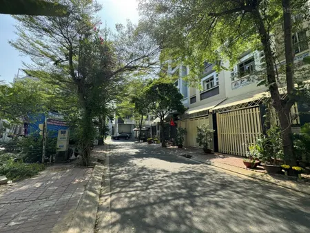 Em tôi kẹt tiền trả nợ muốn bán mặt tiền đường số 5 KDC Kim Sơn quận 7 giá hợp lý