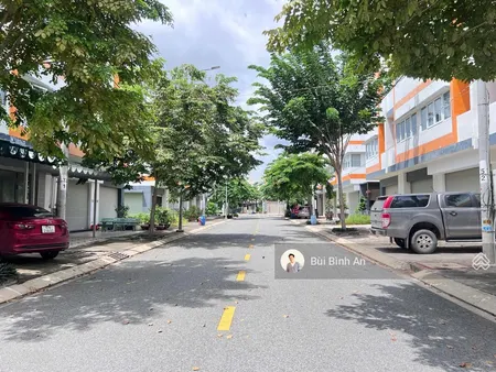 Bán Căn Shophouse 3 Tầng 2 Mặt Tiền Tại Oasis City, Ngay đầu Cổng Chính, Sổ Hồng Sẵn, Giá 2,4 Tỷ
