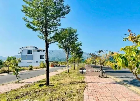 Giá 26.5 . Hướng Nam Biệt Thự Ven Sông Tắc Nha Trang