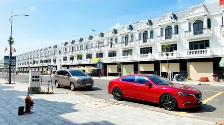 Nhà Phố Thương Mại 3 Tầng, Tổng Dtxd 219m2. Ngay Tt Hành Chính, Sổ đỏ Công Chứng Ngay. Kdc Sầm Uất