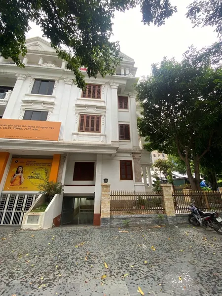 Cho Thuê Nhà Biệt Thự Liền Kề Phố Phạm Văn đồng. 200m2 đất, 5 Tầng, Thang Máy. 69 Triệu/tháng