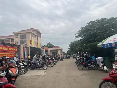 Bán Rẻ 145m2 đất ở Ngay Cổng Trường Học Cấp 2 Hưng Long, Bình Chánh Giá 3,350 Tỷ đoàn Nguyễn Tuấn