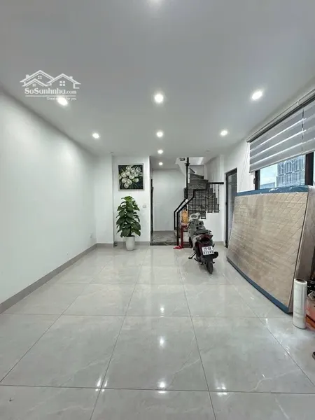 Nhỉnh 12 Tỷ-dt 39 M2 -6 Tầng -phố-nguyễn Sơn-thang Máy-full Nội Thất-lô Góc-gần ô Tô Tránh.-ở Sương