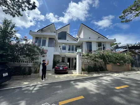 Bán Villa 2 Mặt Tiền đường Yên Thế, P.10, đà Lạt Diện Tích 212m², 3 Tầng