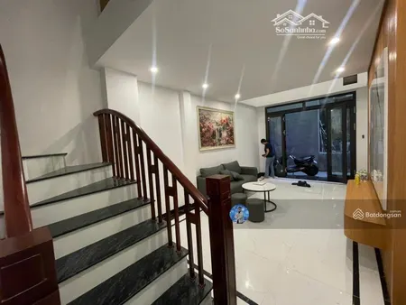 Căn Này Giúp Bạn Tiết Kiệm 20p đi Làm Mỗi Ngày Vì Ngay Gần đường Lớn. Giang Biên Oto 7 Chỗ đỗ Cổng
