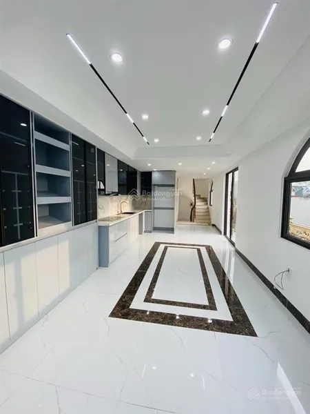 Hiếm có bán nhà phố lô góc thang máy, gara ô tô phố sài đồng, long biên