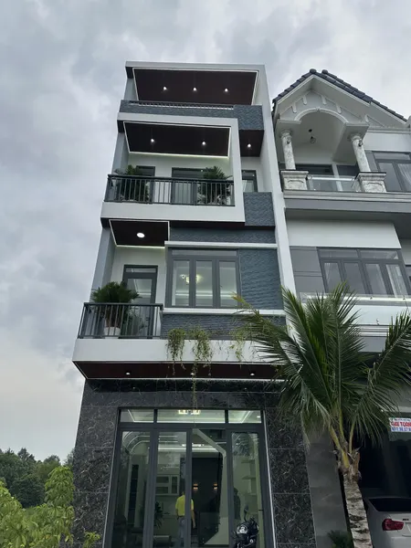 BÁN GẤP NHÀ TP HỒ CHÍ MINH . NHÀ PHỐ 3 LẦU CÓ 4 Phòng Ngủ  Đường Nhựa 13m