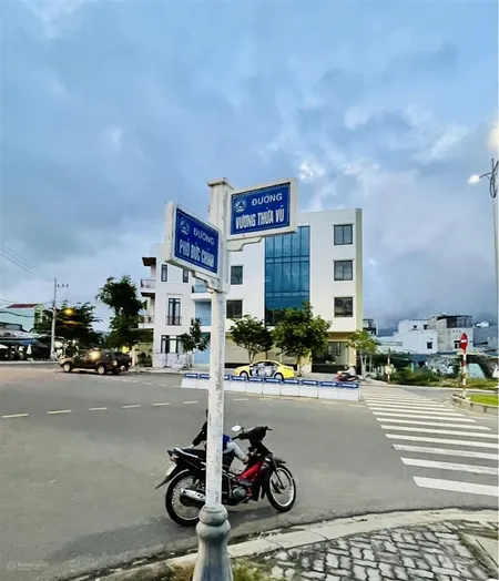 Vị trí vàng sơn trà mặt tiền phó đức chính, sát ngã tư vương thừa vũ rẻ hơn các đường 5m5 gần đó