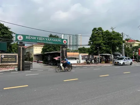 Bán lô 70m2 mặt phố đường 179đối diện bệnh viện văn giang. mặt tiền 5.4m. hè rộng 8m. giá 8.8tỷ