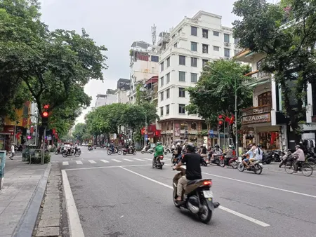 Nhà tập thể Pháp cổ 3 tầng 3 + 4 + 5 phố Huế - trung tâm quận HBT