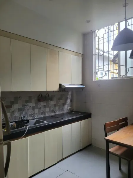 Cho thuê nhà nguyên căn ngõ 92 Yên Duyên, 40m2 x 4 tầng, 4 ngủ, 3 wc, 11 triệu/tháng