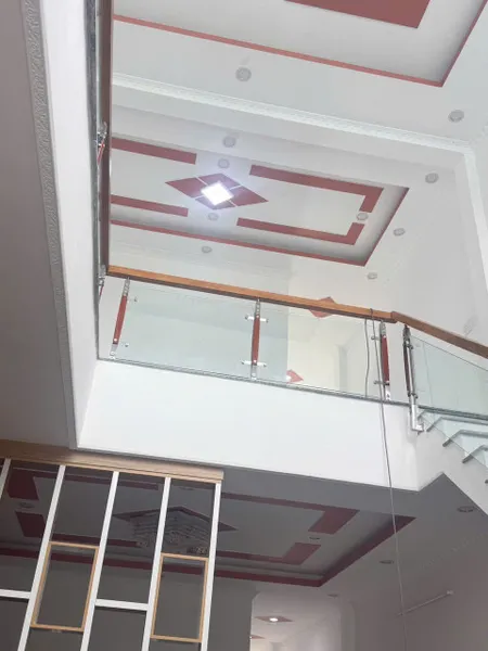 nhà gác lưng suốt có lối đi ra ban công , 3 phòng ngủ , 1 phòng thờ , 2wc , sân trước đậu du lịch , đường 7 m trước nhà