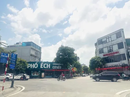 Chủ cần bán gấp 330m2 đất phố việt hưng, đường vỉa hè mênh mông, giá chỉ 200tr/1m2