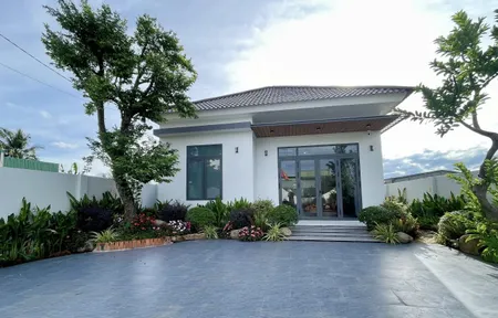 NHÀ VILLA VƯỜN ĐẸP MÊ LY Vào ở ngay.  Gần CHỢ EAKAO, đường to. 10x50m, 4 PN, 3WC, BÁN 3tỷ590tr nhanh lẹ bớt lộc
