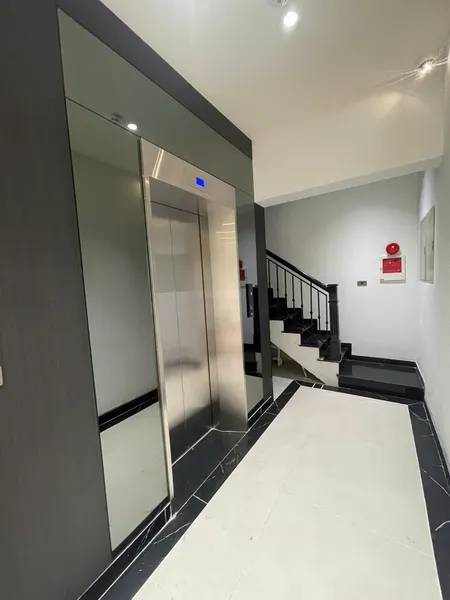 Bán nhà Trần Hưng Đạo, 100m2, 8 tầng thang máy, mặt tiền 4.3m, 62.5 tỷ, nhà xịn đẹp, ngõ ô tô