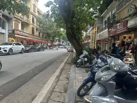 🏙️ BÁN NHÀ 2 MẶT PHỐ HIẾM – HÒA MÃ – PHÙNG KHẮC KHOAN – TRUNG TÂM HOÀN KIẾM
📍 Vị trí kim cương – cực kỳ tiềm năng:
Lô góc ngã 3 Hòa Mã – Phùng Khắc Khoan, tuyến phố nổi tiếng kinh doanh vải vóc, thời trang, truyền thống lâu đời.
Mặt chính phố Hòa Mã, m