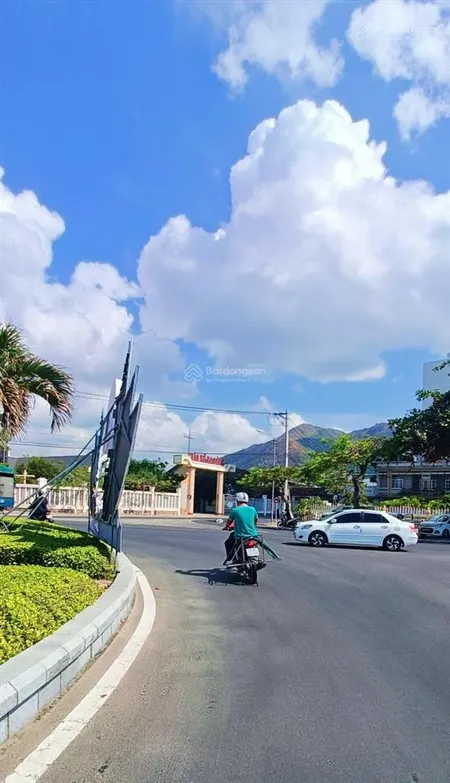 Mặt tiền dương hiến quyền, ngang hơn 5m cách biển 120m