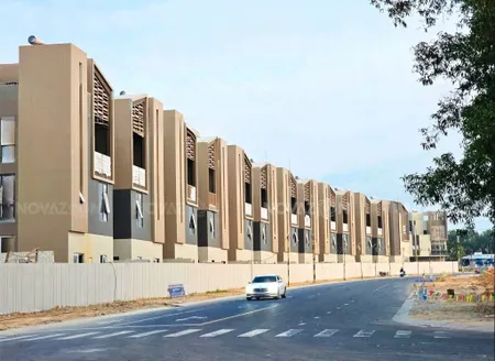 Biệt thự đẳng cấp nhất Bình Dương. Nằm sát bên Công viên cây xanh 75ha. Giữa lòng thành phố