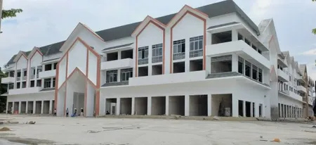 SIÊU PHẨM  KI ỐT & SHOPHOUSE CHỢ DU LỊCH MƯỜNG THANH – CƠ HỘI ĐẦU TƯ SINH LỜI CAO

Vị trí: chợ du lịch Mường Thanh nằm ngay giữa lòng thành phố Điện Biên Phủ, khu vực sầm uất, thu hút lượng lớn khách du lịch.

Loại hình: Ki ốt và Shophouse – phù hợp k