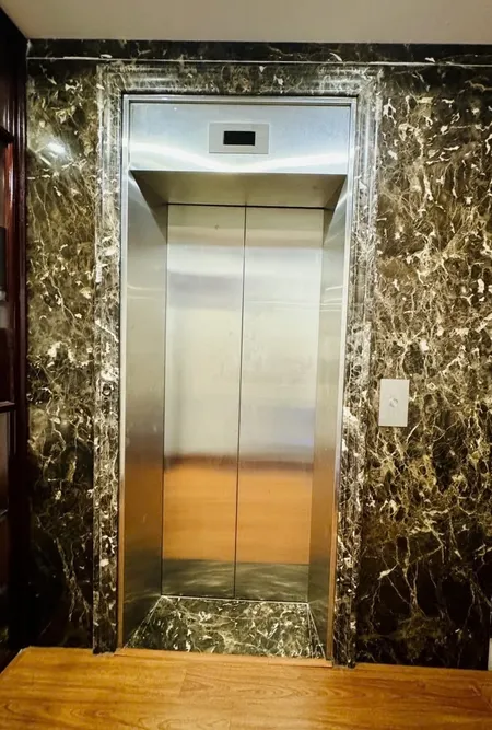 Cho thuê Nhà mới , thang máy,vỉa hè, 120m2- 4T, Trần Nhân Tông_47 Tr