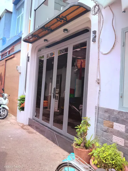 Nhà phố thiết kế hiện đại – sang trọng, phong cách tối giản 1 trệt 1 lầu 3 phòng ngủ gần Phan Xích Long 6.8 tỷ