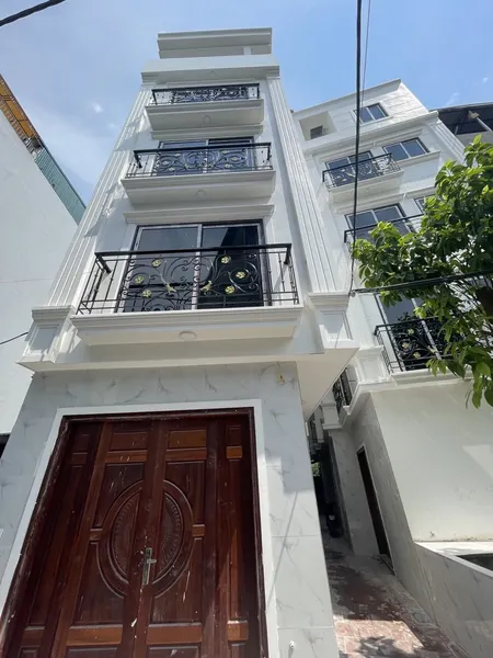 Ô tô đỗ cửa, nhà mới đẹp lung linh, khách sẵn xách vali về ở, nhà lô góc phòng cực thoáng sáng.