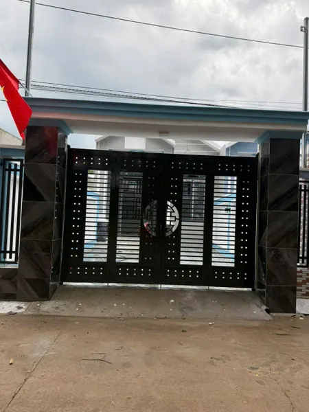 📣📣📣 BÁN NHÀ 
 ap 4 sông trầu sát thi trấn .
 Dt 5x28 sổ riêng thổ cư 100%
Đường về tong 6m . Khu dân cư hiện hữu 
Nhà xay 1 p khách .3p ngủ .bep tolet . Sân xe hơi .sân phơi phía sau .