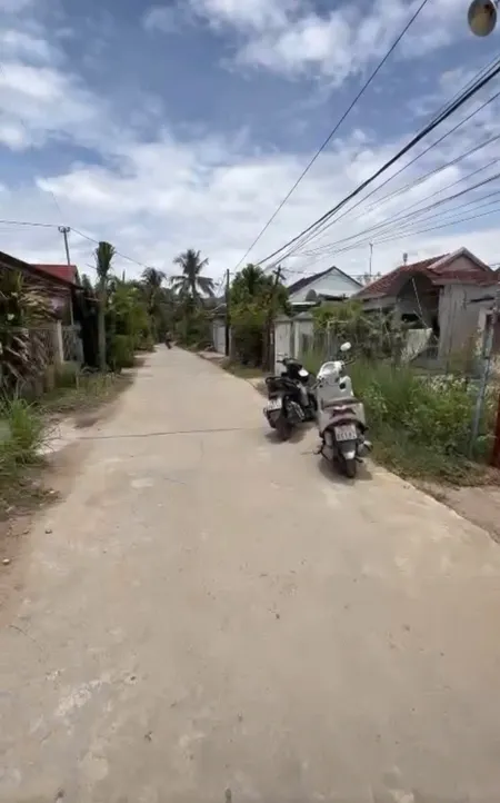 Cần bán lô đẹp Diên Sơn, cách đường chính 20m Nhà Vuông Vắn 222m2, cạnh uỷ ban, trạm y tế, trường học
-Diện tích: 222m2 ngang 10m full thổ cư - 
Lh : 0905724084 Ngọc Bích Land
