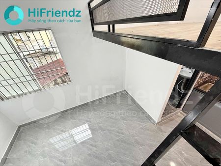 Phòng trọ sinh viên đi bộ tới Hutech, FTU, UTH có nội thất cơ bản và cửa sổ thoáng