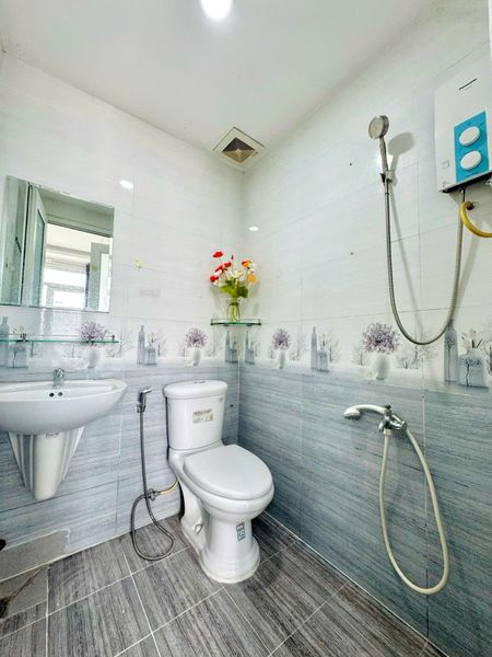 Cho thuê căn hộ ban công, Q1, Đường Nguyễn Văn Cừ, gần ĐH Sài Gòn, ĐH Sư Phạm, Cầu Nguyễn Văn Cừ