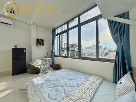 Studio cửa sổ lớn đón nắng view kính