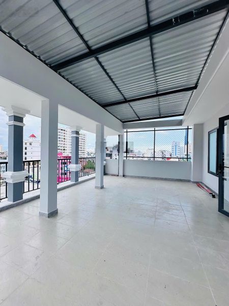 Duplex gác cao, thoáng mát. Thang máy, hầm xe. Ở 3 - 4 bạn. Ngay Landmark 81, Metro Văn Thánh